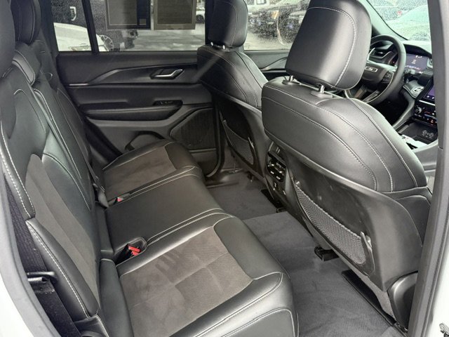 Used 2023 Jeep Grand Cherokee Altitude image 23