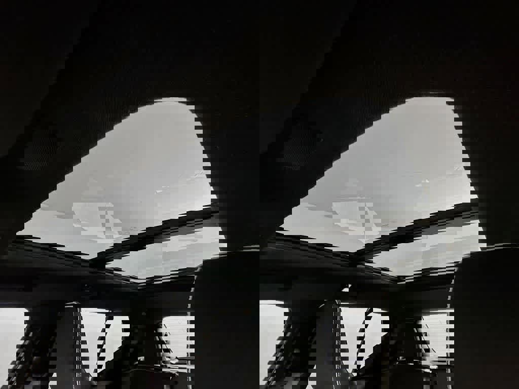 Used 2023 Volvo XC40 B5 Plus image 28