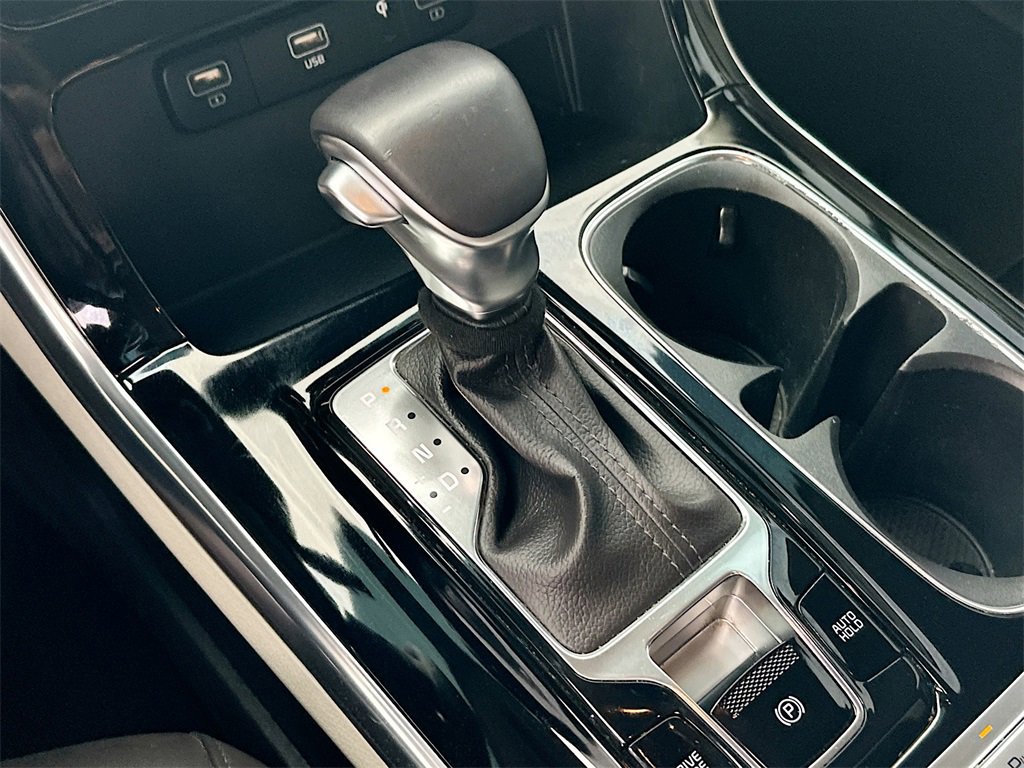 Used 2024 Kia Carnival EX image 22