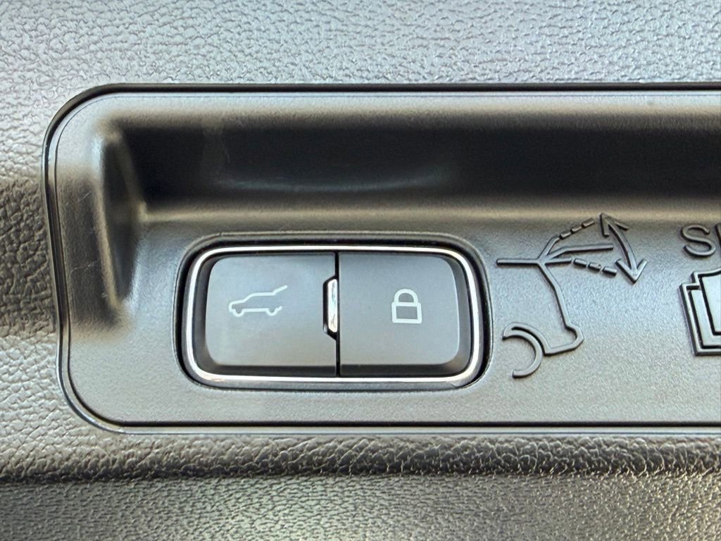 Certified 2023 Ford Explorer Limited RWD image 17