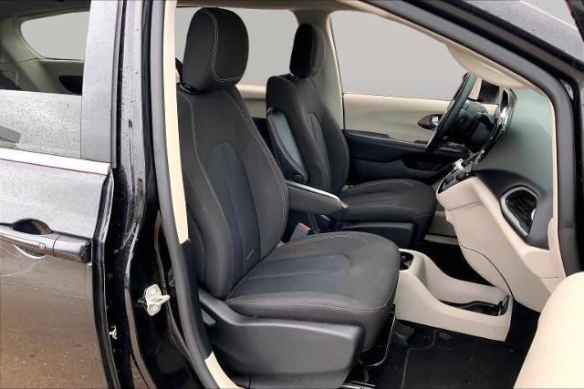 Used 2023 Chrysler Voyager LX FWD image 9