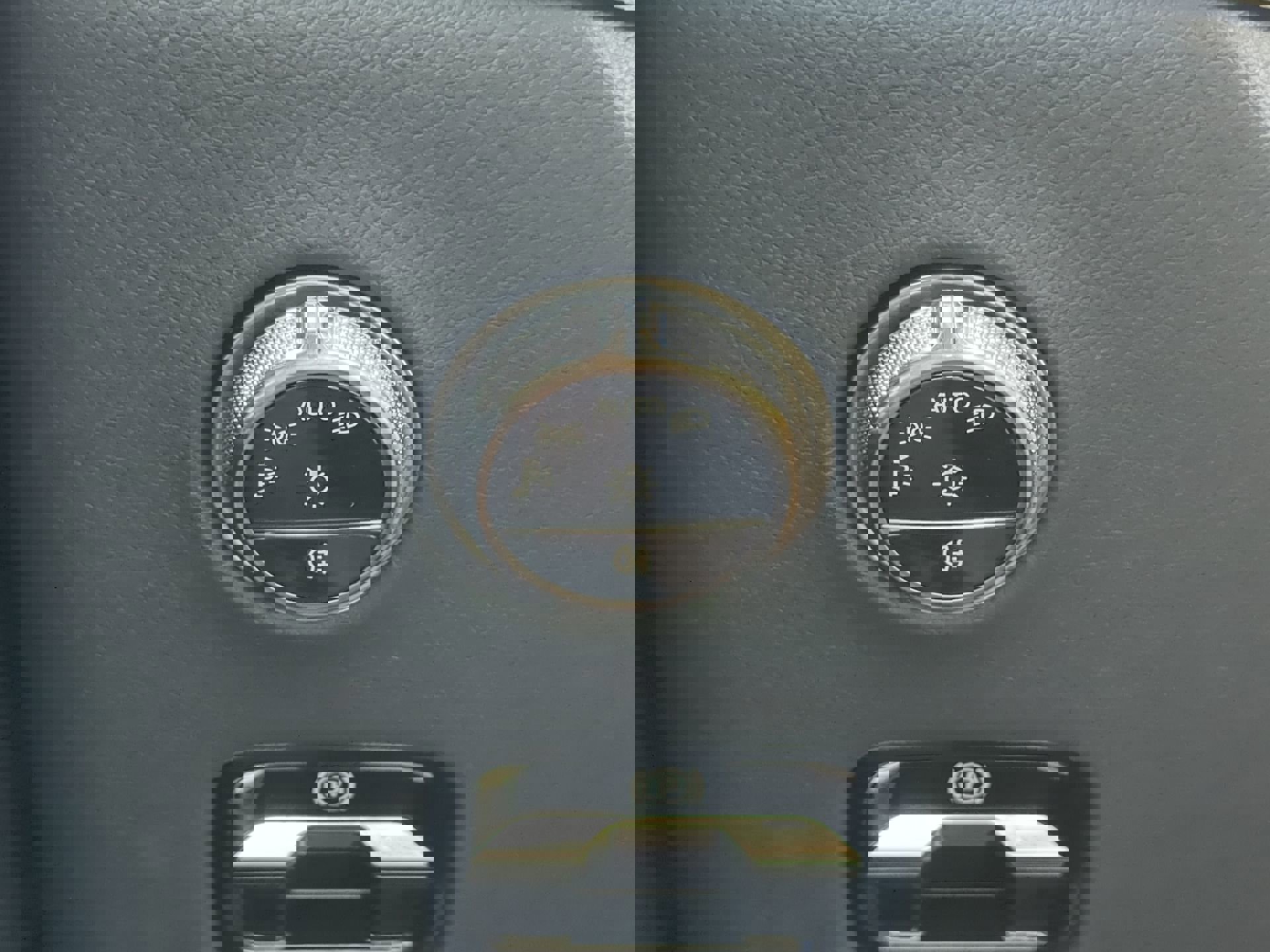 Used 2025 Mercedes-Benz GLC 350e 4MATIC image 48