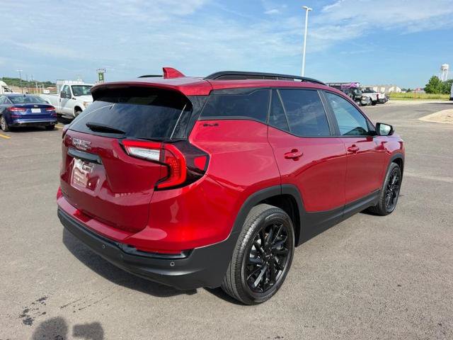 Used 2024 GMC Terrain SLE w/ Driver Convenience Package FWD image 5
