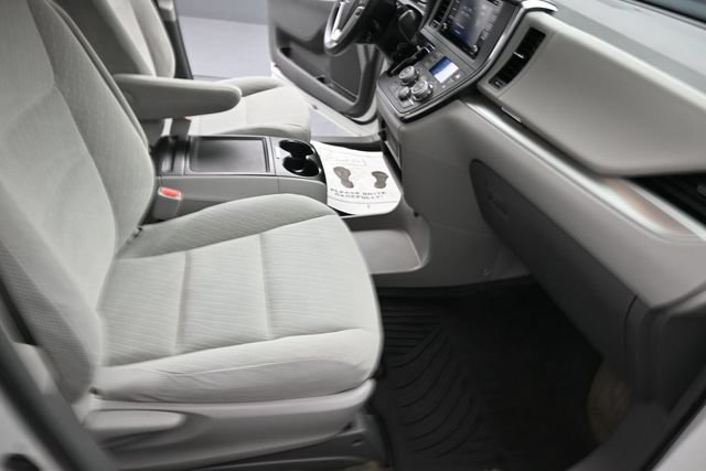 Used 2018 Toyota Sienna LE FWD image 28