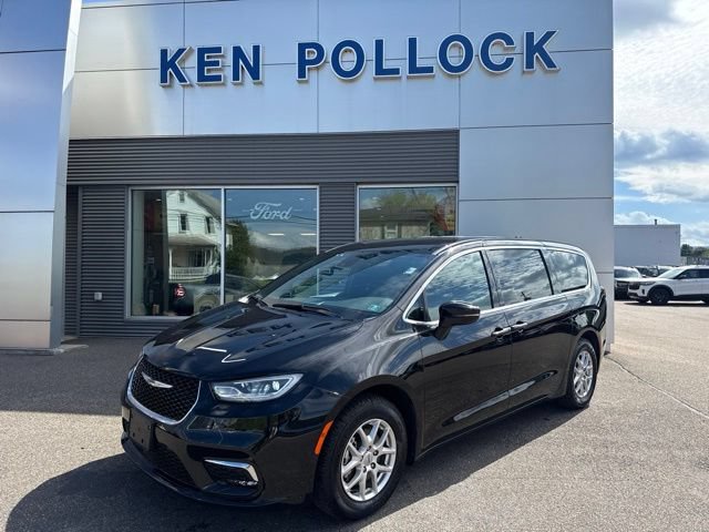 Used 2025 Chrysler Pacifica Select FWD image 2