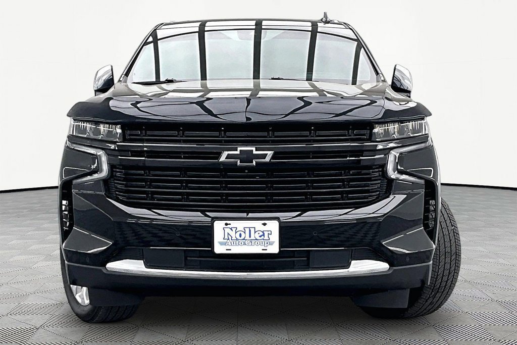 Used 2024 Chevrolet Suburban Premier AWD/4WD image 3