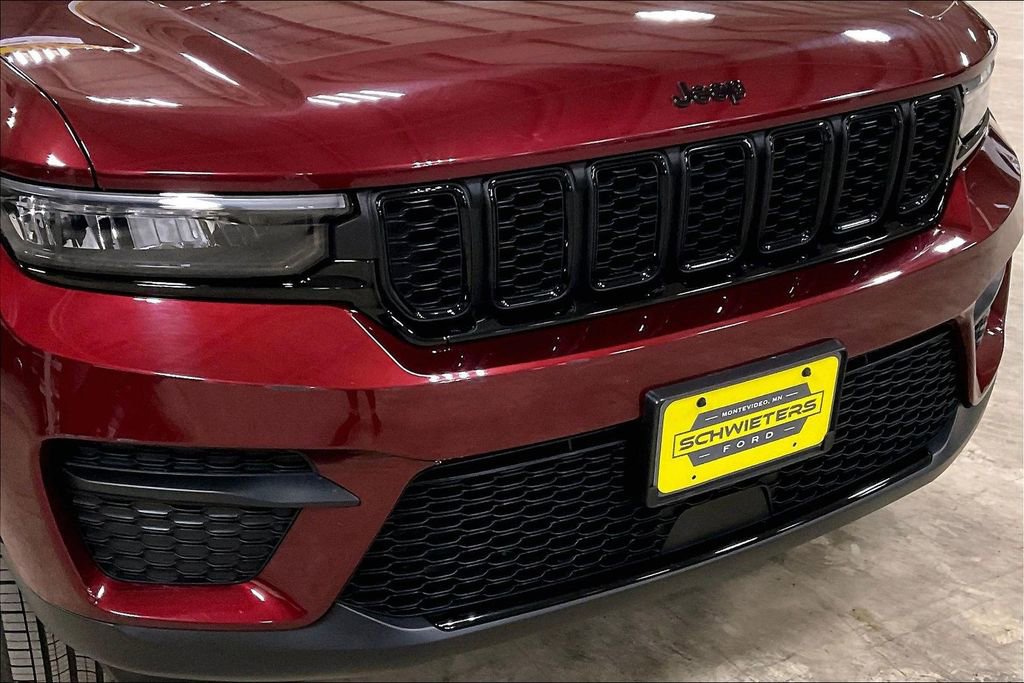 Used 2025 Jeep Grand Cherokee Altitude AWD/4WD image 28