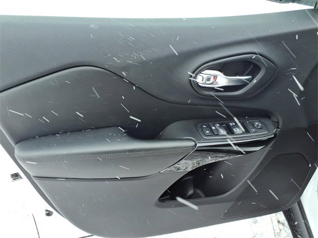 Used 2019 Jeep Cherokee Latitude w/ Cold Weather Group image 12