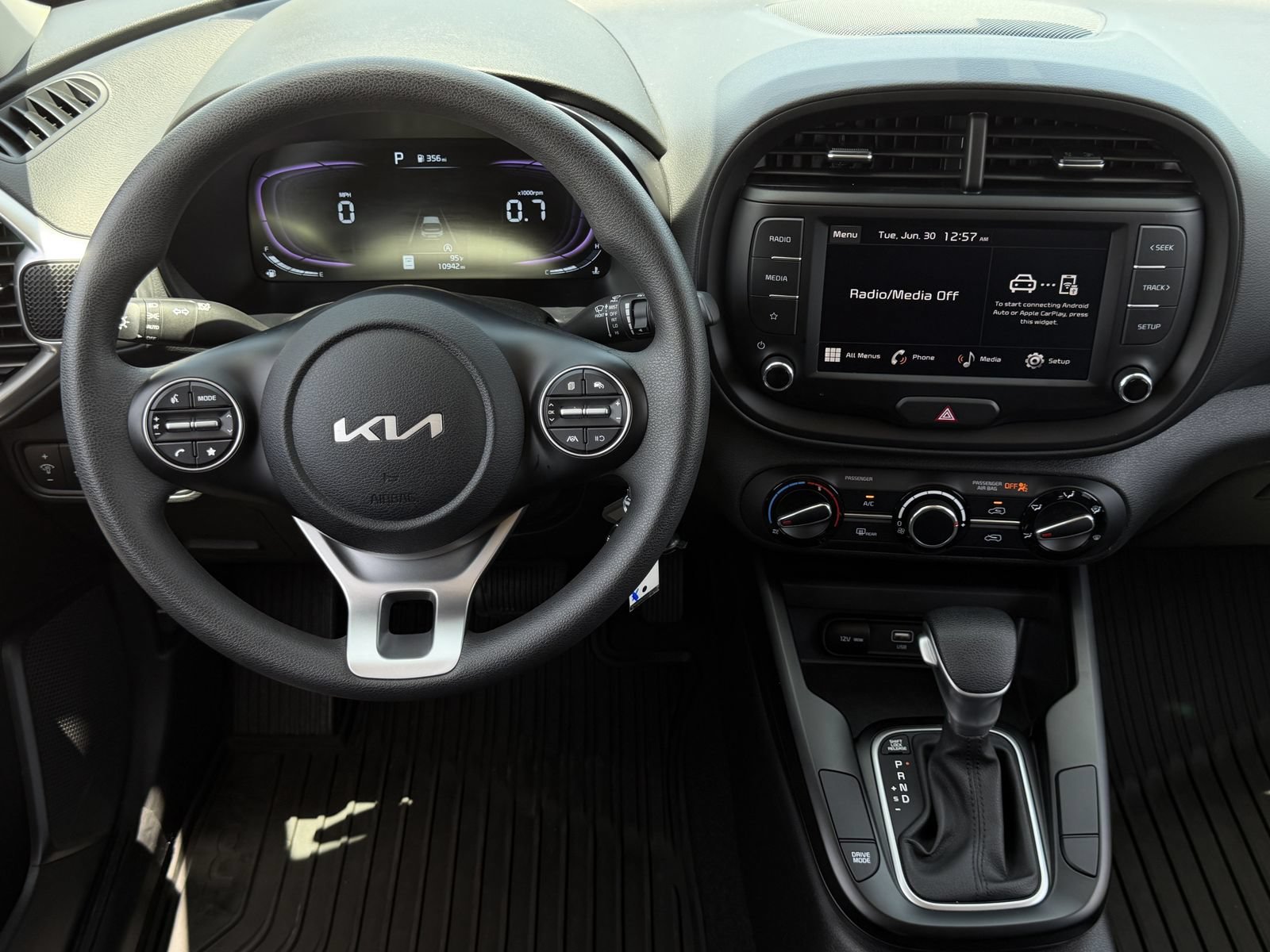 Used 2025 Kia Soul LX w/ LX Technology Package FWD image 12