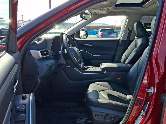 Used 2022 Toyota Highlander XLE AWD/4WD image 16