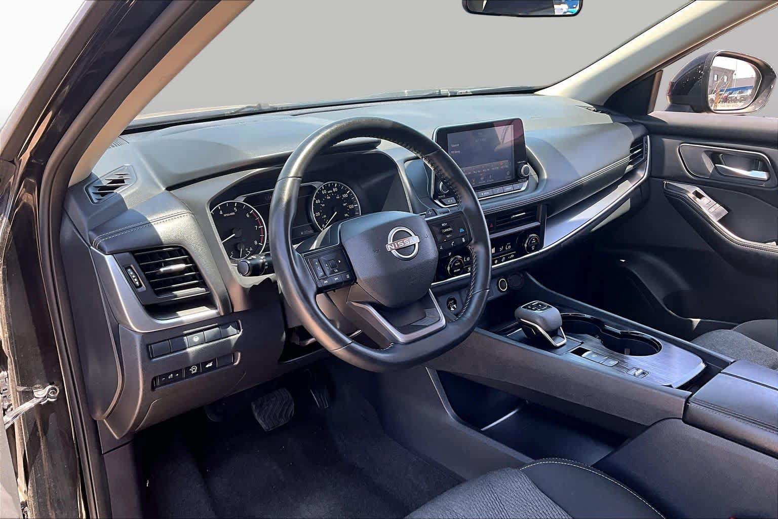 Used 2025 Nissan Rogue SV FWD image 17