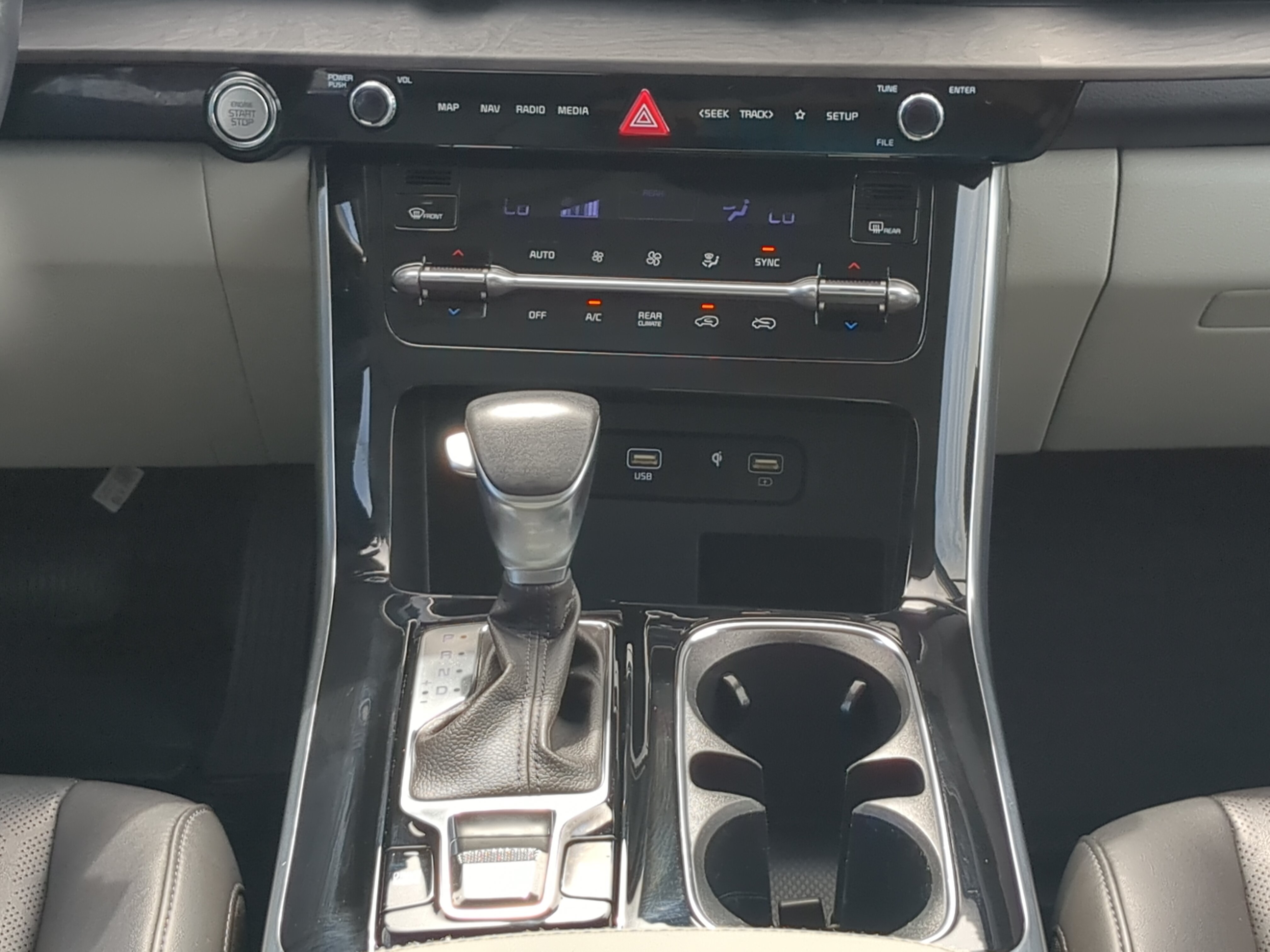 Used 2023 Kia Carnival EX FWD image 17