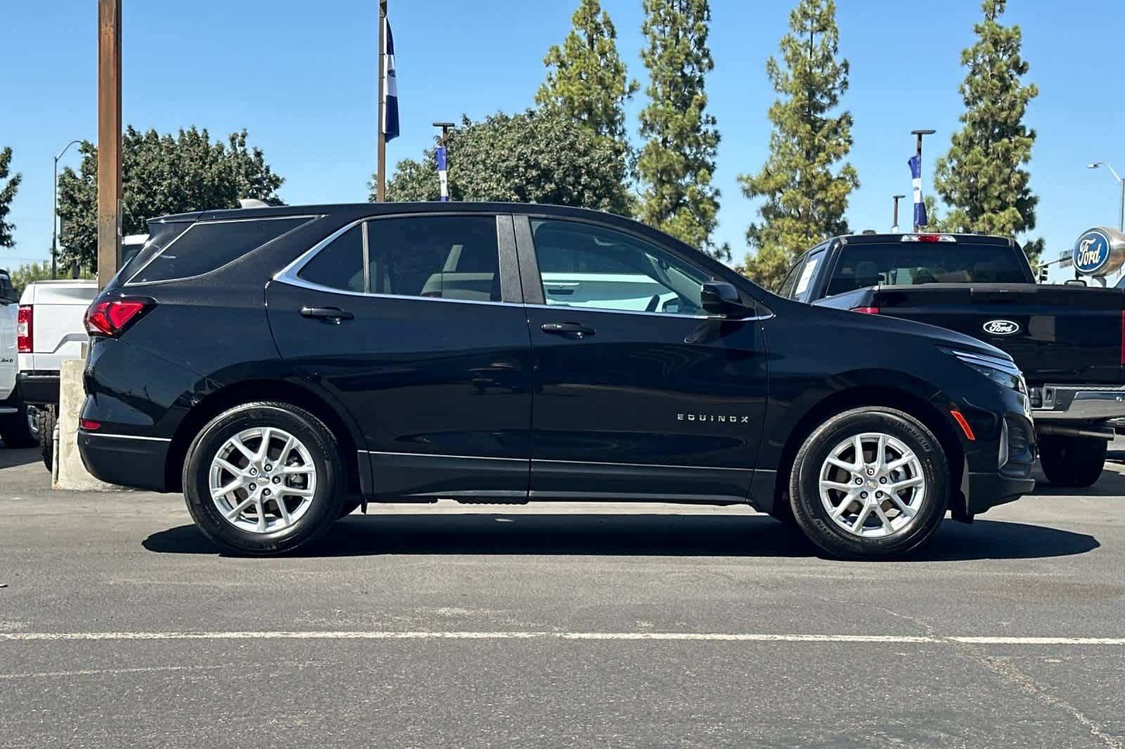 Used 2023 Chevrolet Equinox LT w/ Driver Convenience Package FWD image 9