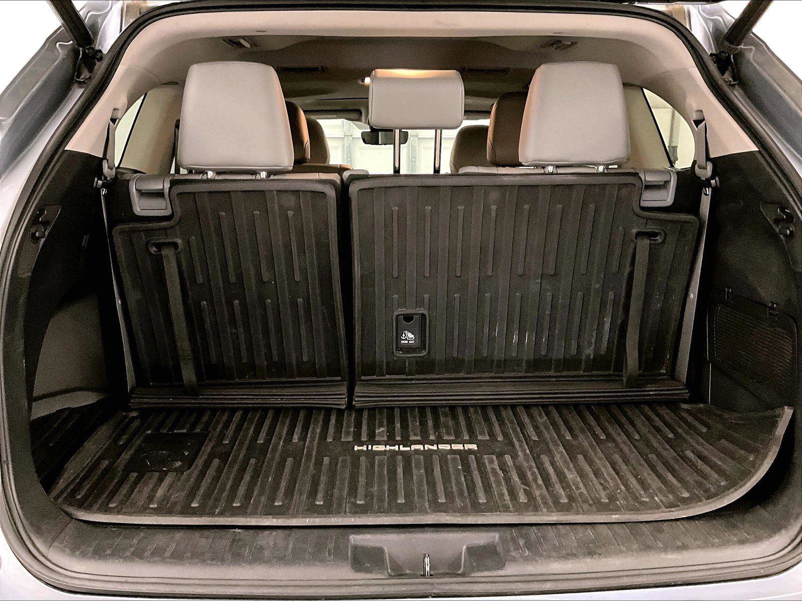 Used 2020 Toyota Highlander XLE AWD/4WD image 35