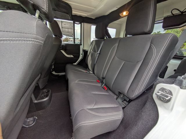 Used 2018 Jeep Wrangler Unlimited Sahara w/ Connectivity Group AWD/4WD image 13