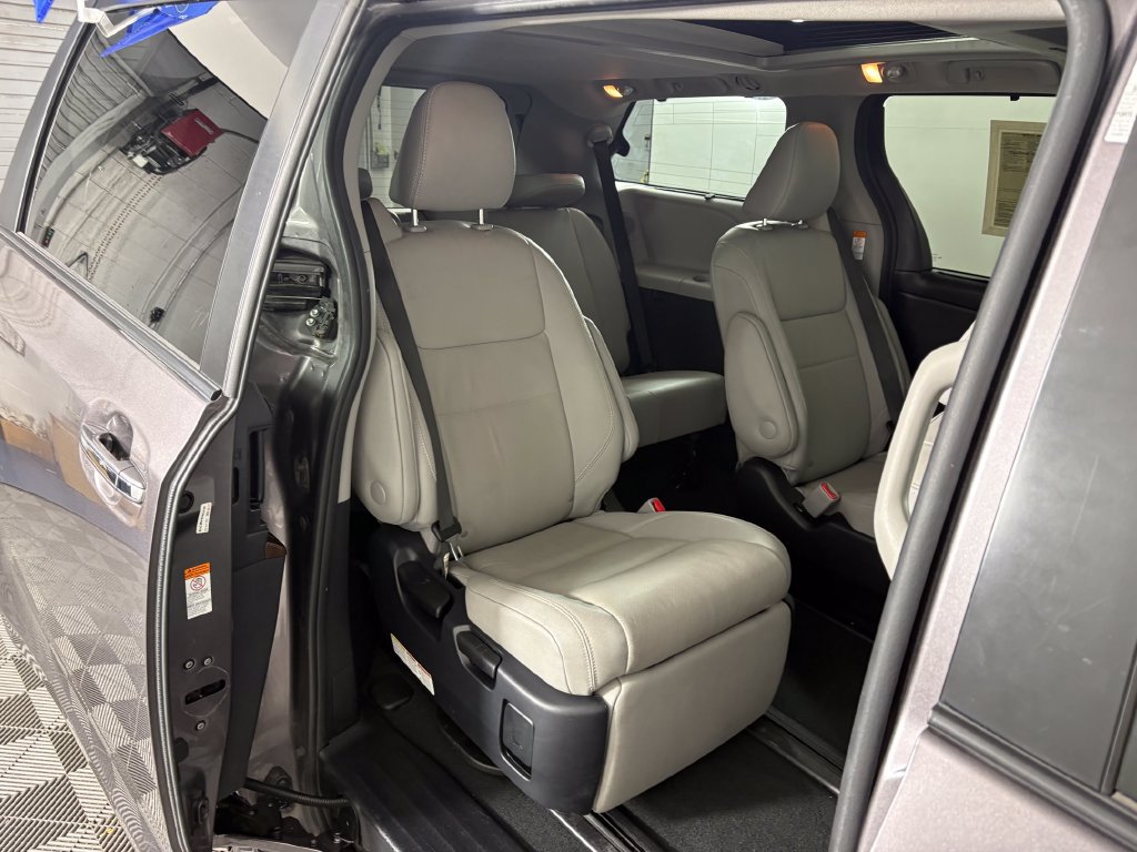 Used 2020 Toyota Sienna Limited Premium w/ Carpet Mat Package FWD image 37