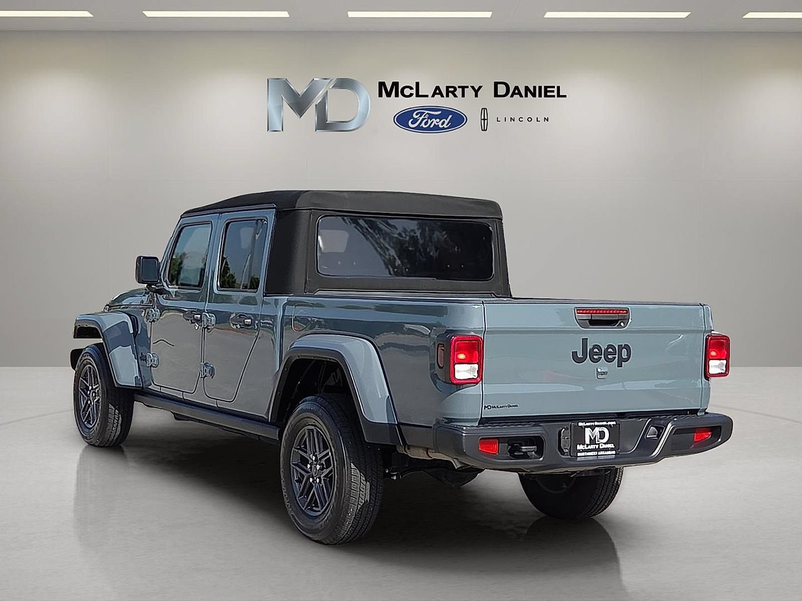 Used 2024 Jeep Gladiator Sport AWD/4WD image 4