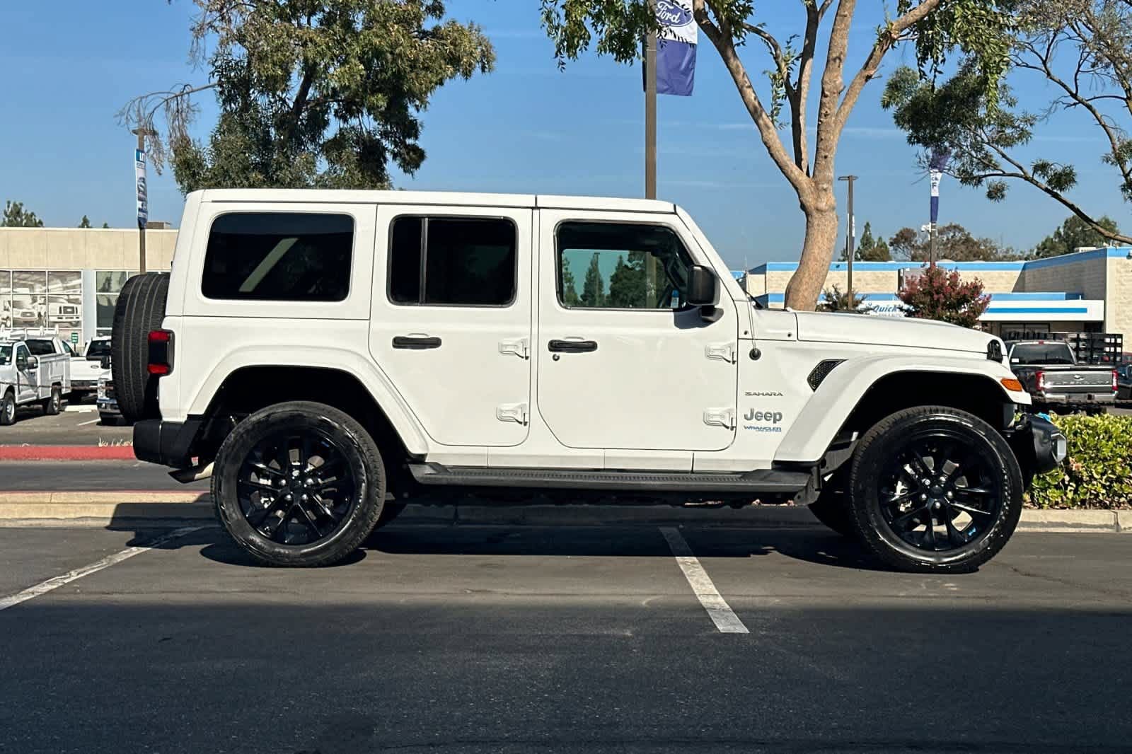 Used 2022 Jeep Wrangler Unlimited Sahara AWD/4WD image 9