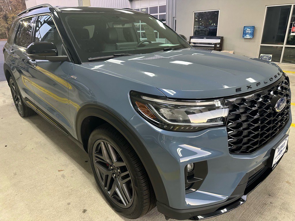 Certified 2025 Ford Explorer ST-Line w/ Premium Package image 11
