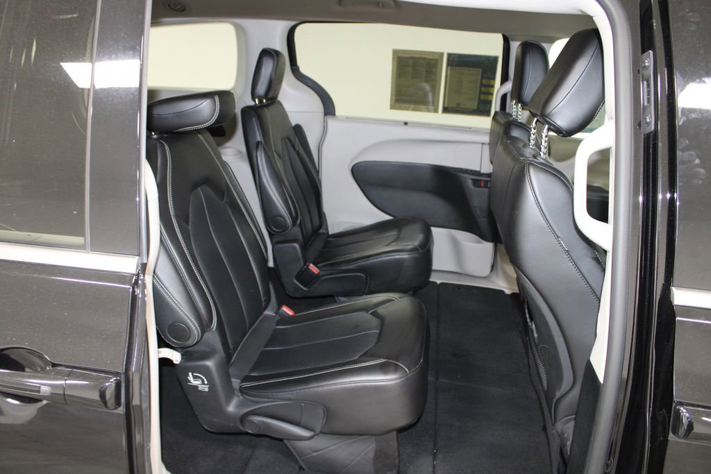 Used 2024 Chrysler Pacifica Touring-L image 33