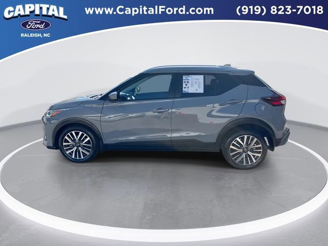 Used 2022 Nissan Kicks SV image 3