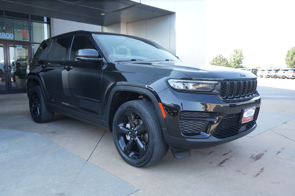 Used 2022 Jeep Grand Cherokee Altitude AWD/4WD image 3