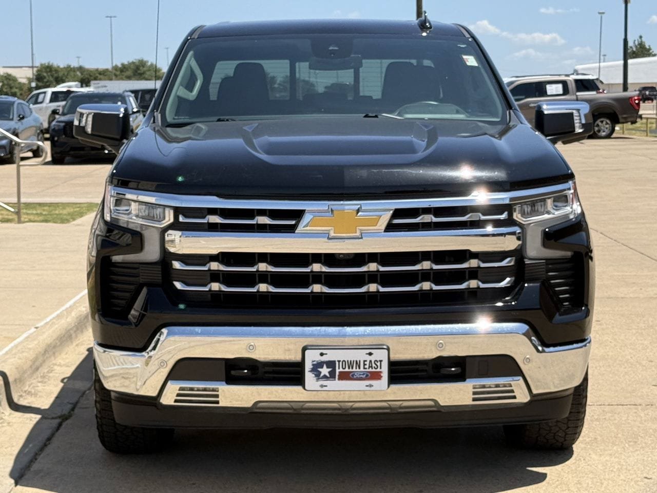 Used 2025 Chevrolet Silverado 1500 LTZ w/ LTZ Convenience Package II RWD image 8