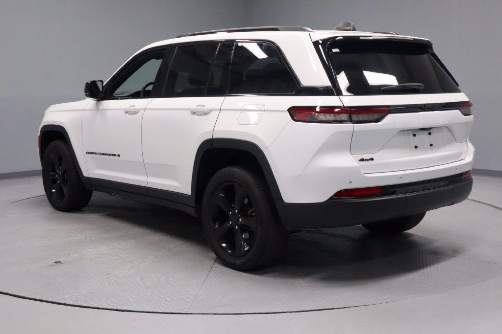 Used 2023 Jeep Grand Cherokee Altitude AWD/4WD image 9
