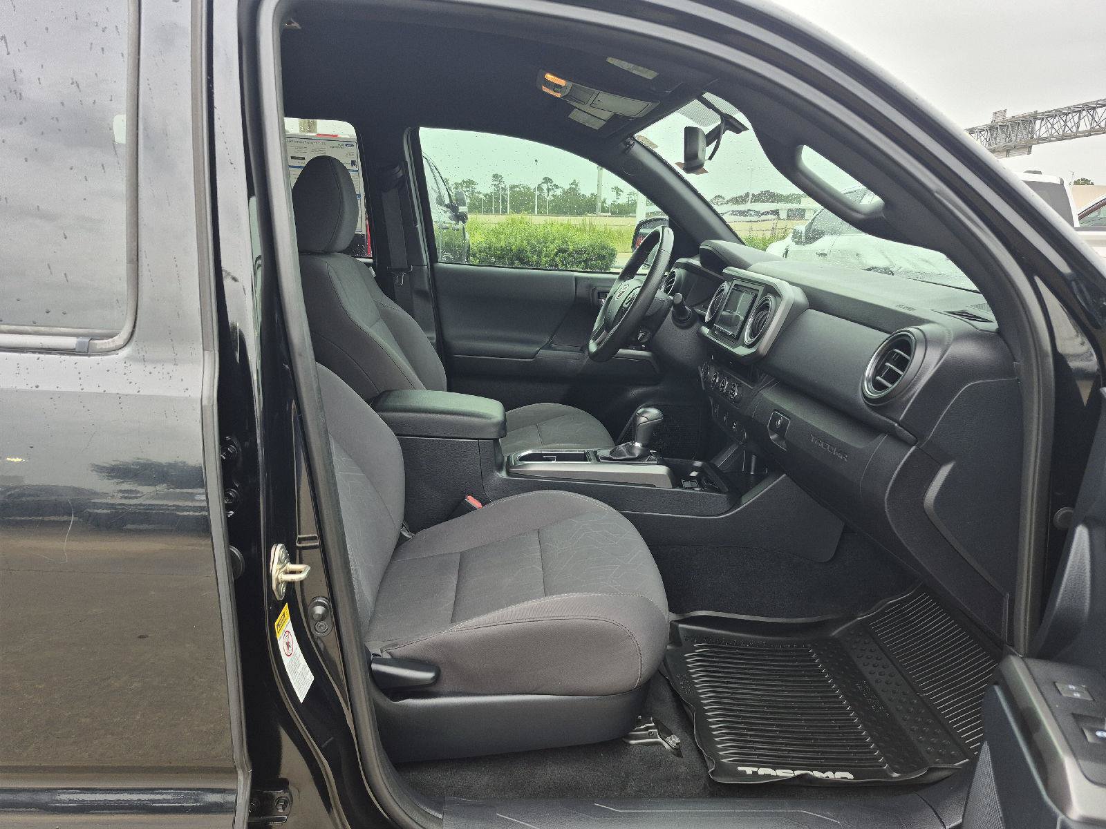 Used 2017 Toyota Tacoma TRD Sport w/ Tow Package (A/T) AWD/4WD image 8