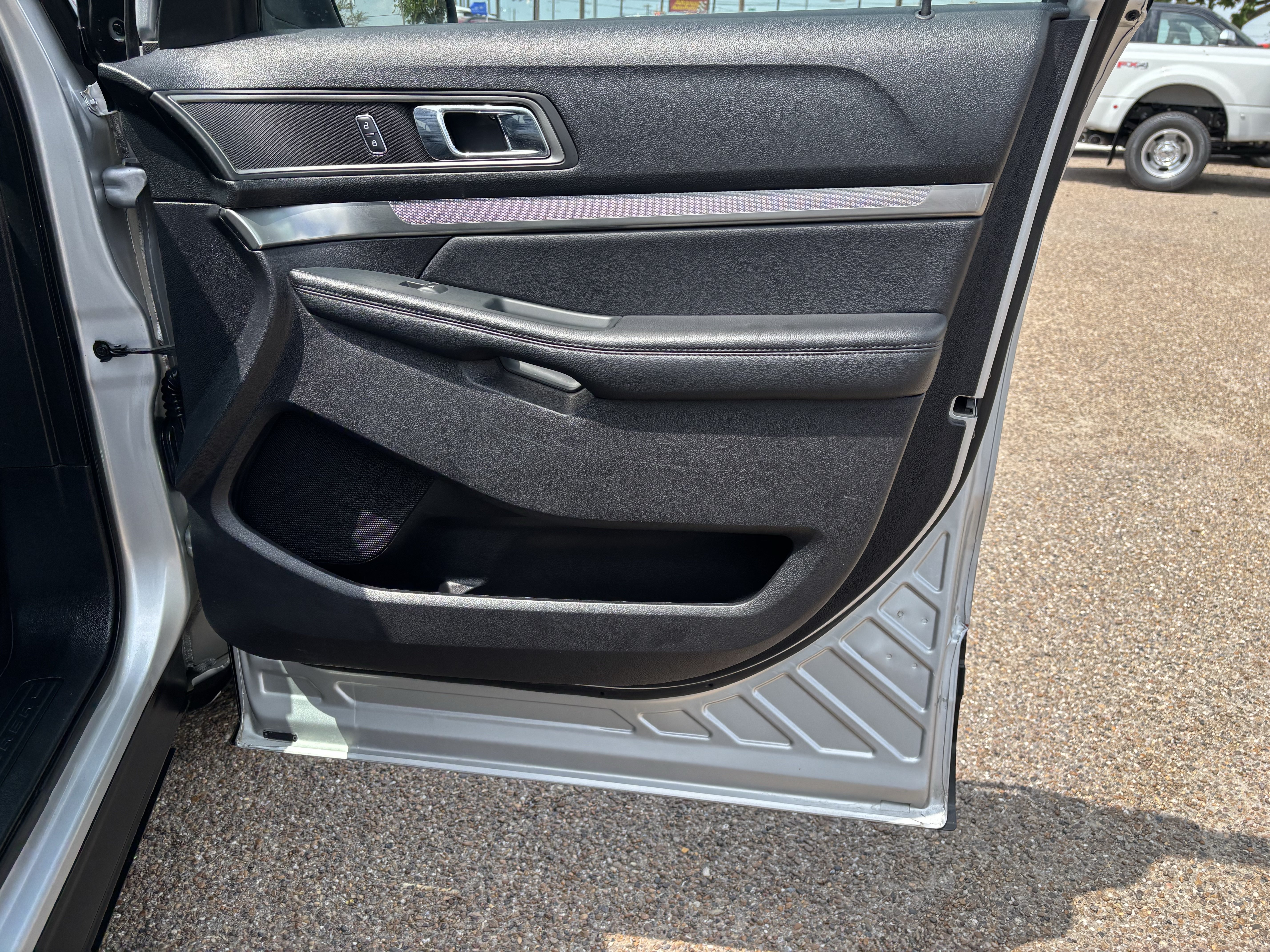Certified 2019 Ford Explorer XLT FWD image 23