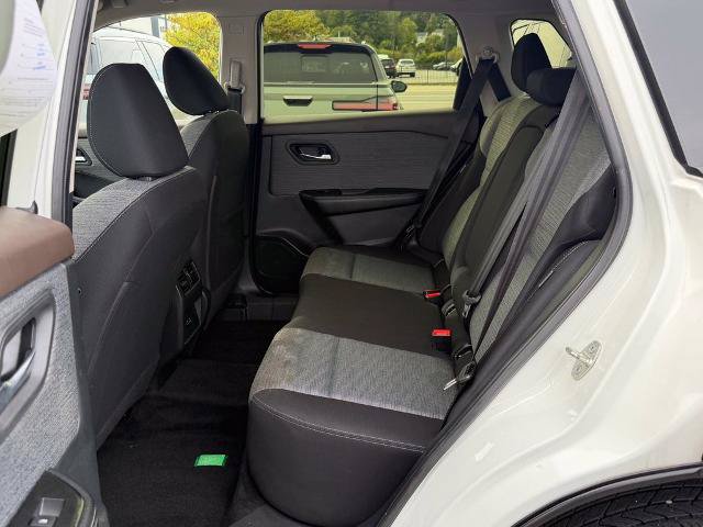 Used 2023 Nissan Rogue SV AWD/4WD image 15