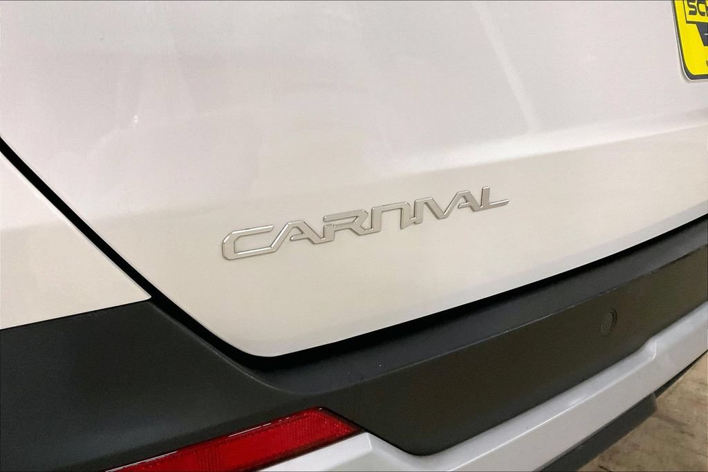 Used 2025 Kia Carnival FWD image 8