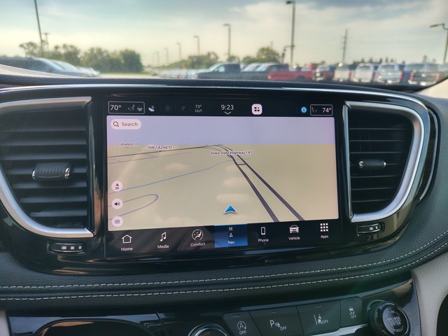 Used 2024 Chrysler Pacifica Limited AWD/4WD image 4
