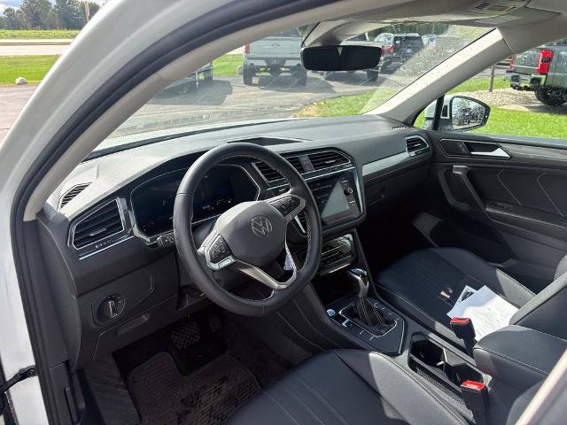 Used 2023 Volkswagen Tiguan SE w/ Panoramic Sunroof Package FWD image 9