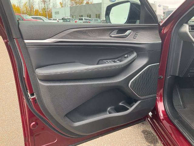 Used 2026 Jeep Grand Cherokee L Limited AWD/4WD image 15
