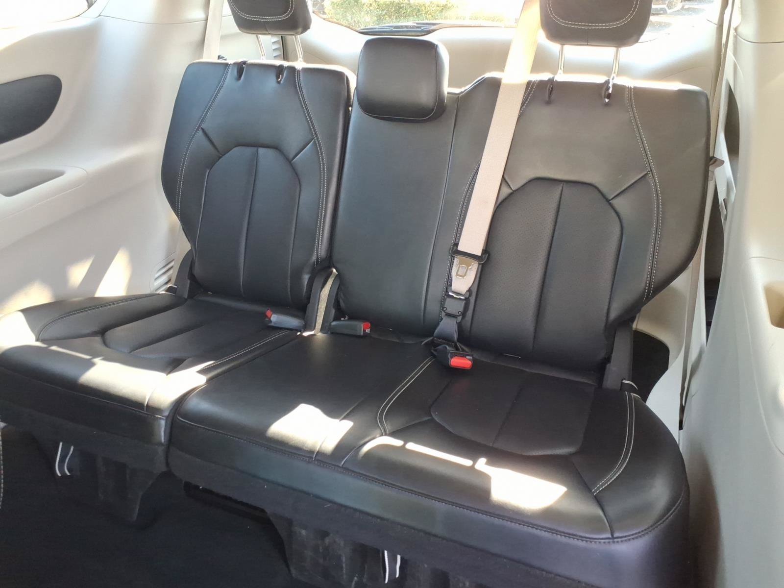 Used 2024 Chrysler Pacifica Touring-L FWD image 14