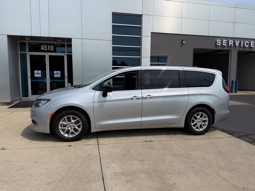 Used 2024 Chrysler Voyager LX FWD image 3