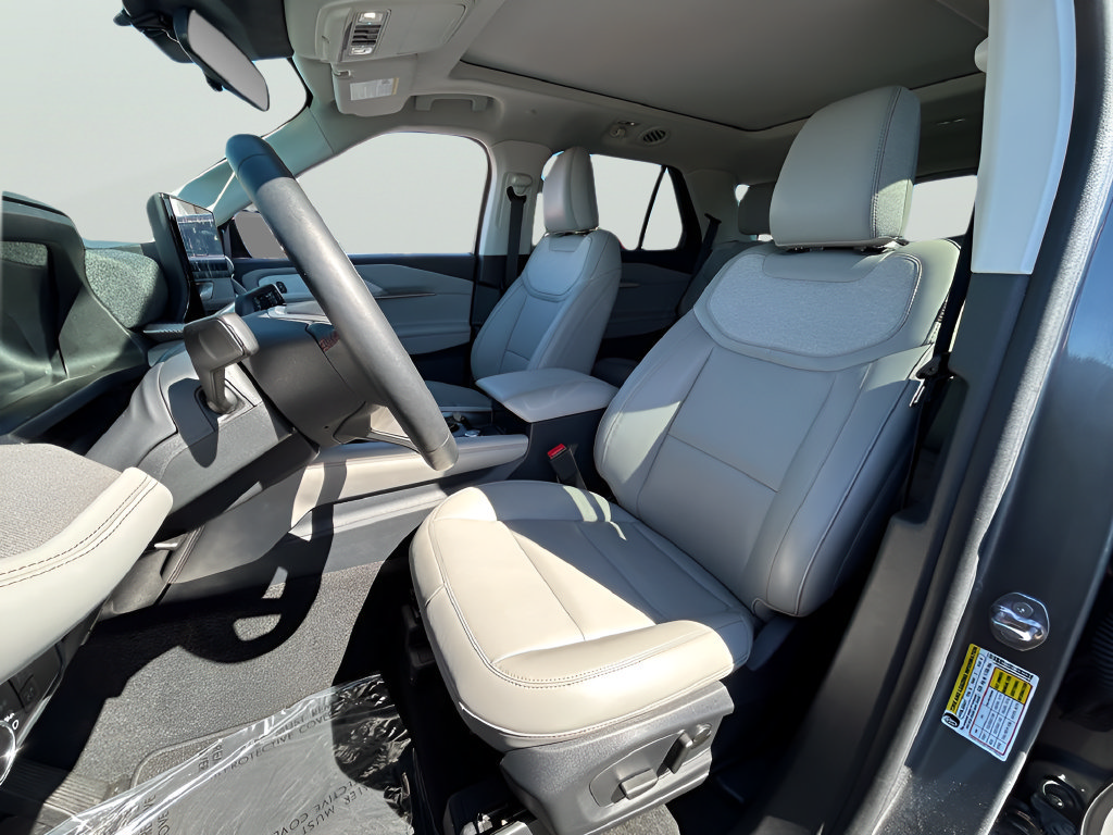 Certified 2025 Ford Explorer Active w/ Active Comfort Package AWD/4WD image 11