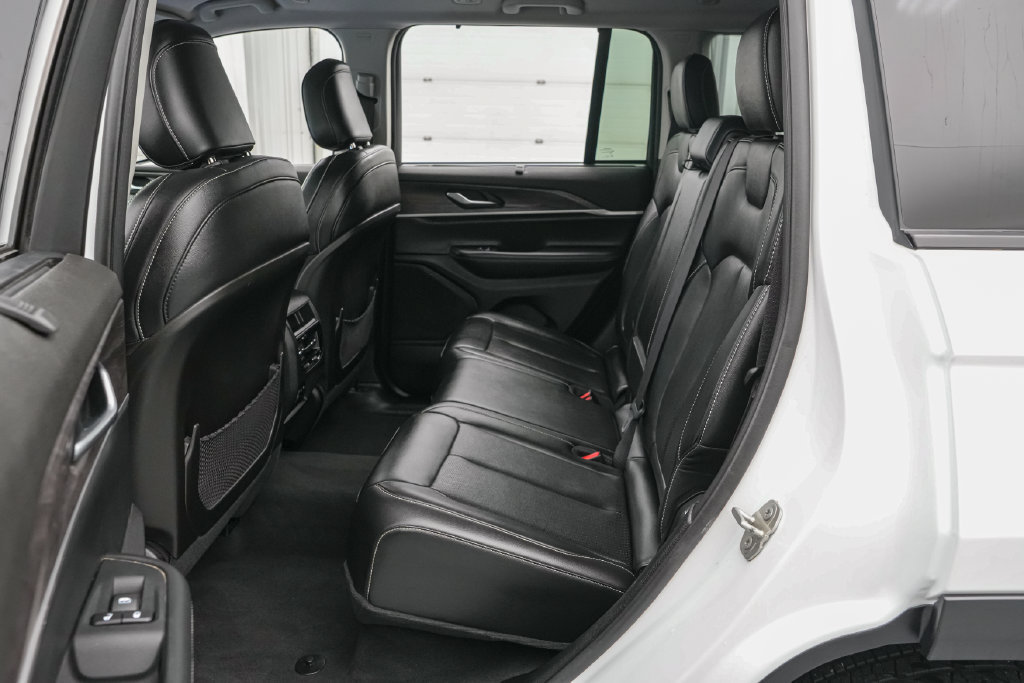 Used 2023 Jeep Grand Cherokee Limited w/ Luxury Tech Group II AWD/4WD image 19