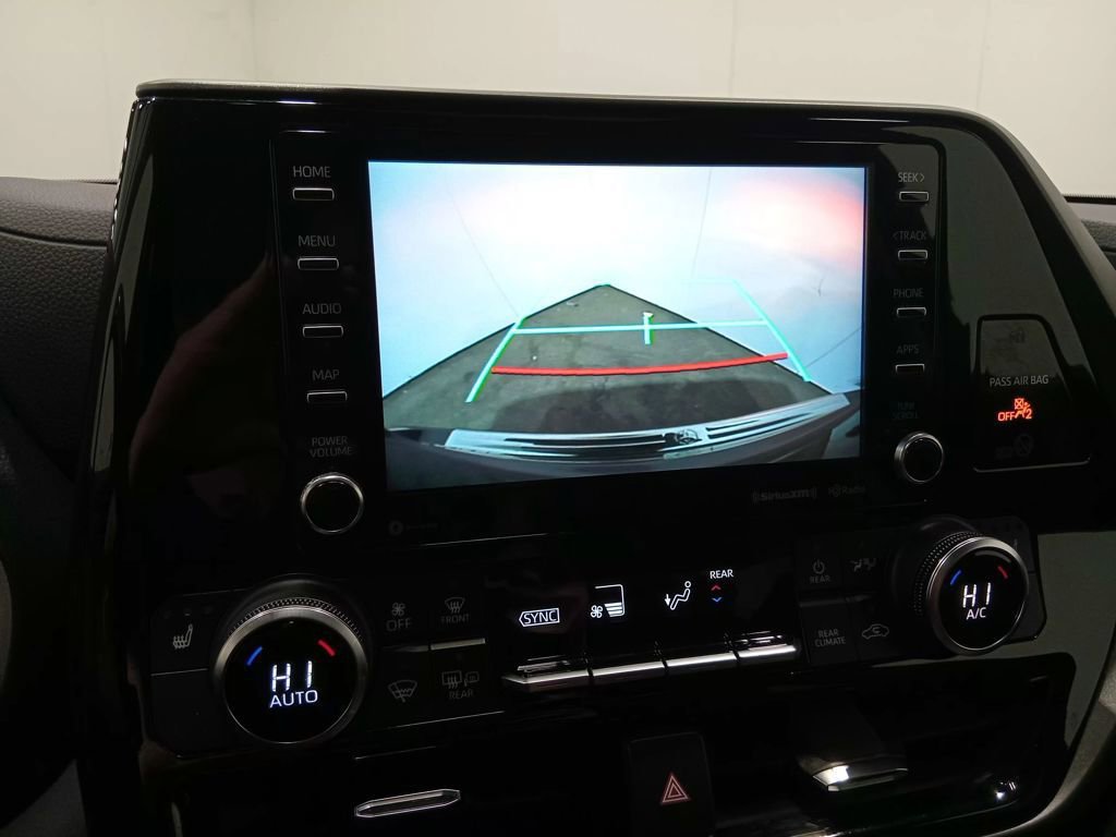 Used 2021 Toyota Highlander XLE image 22