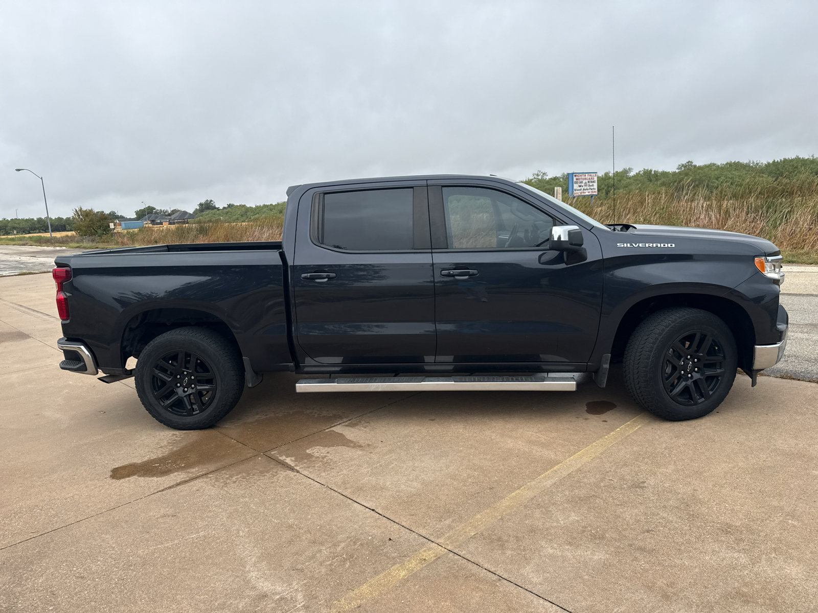 Used 2024 Chevrolet Silverado 1500 LT RWD image 2