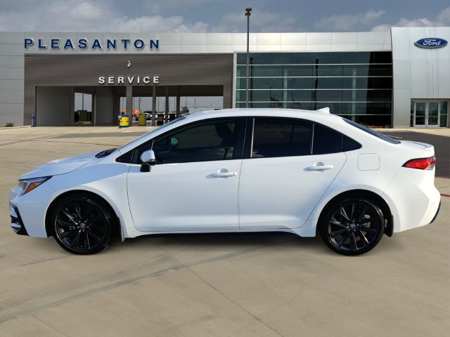 Used 2026 Toyota Corolla SE FWD image 2