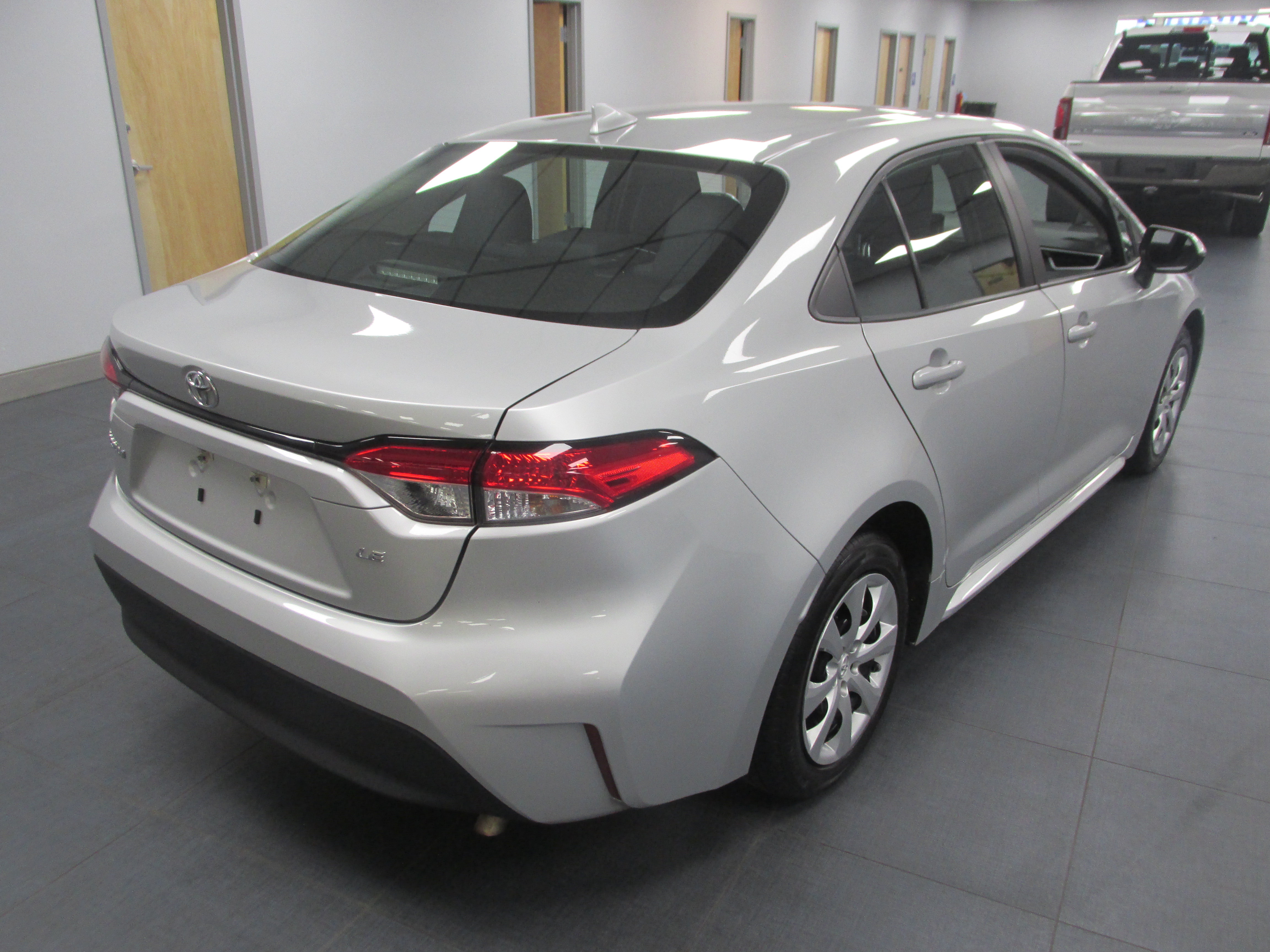 Used 2024 Toyota Corolla LE FWD image 5