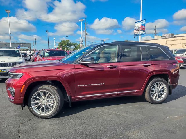 Used 2025 Jeep Grand Cherokee Summit w/ Luxury Tech Group V image 3