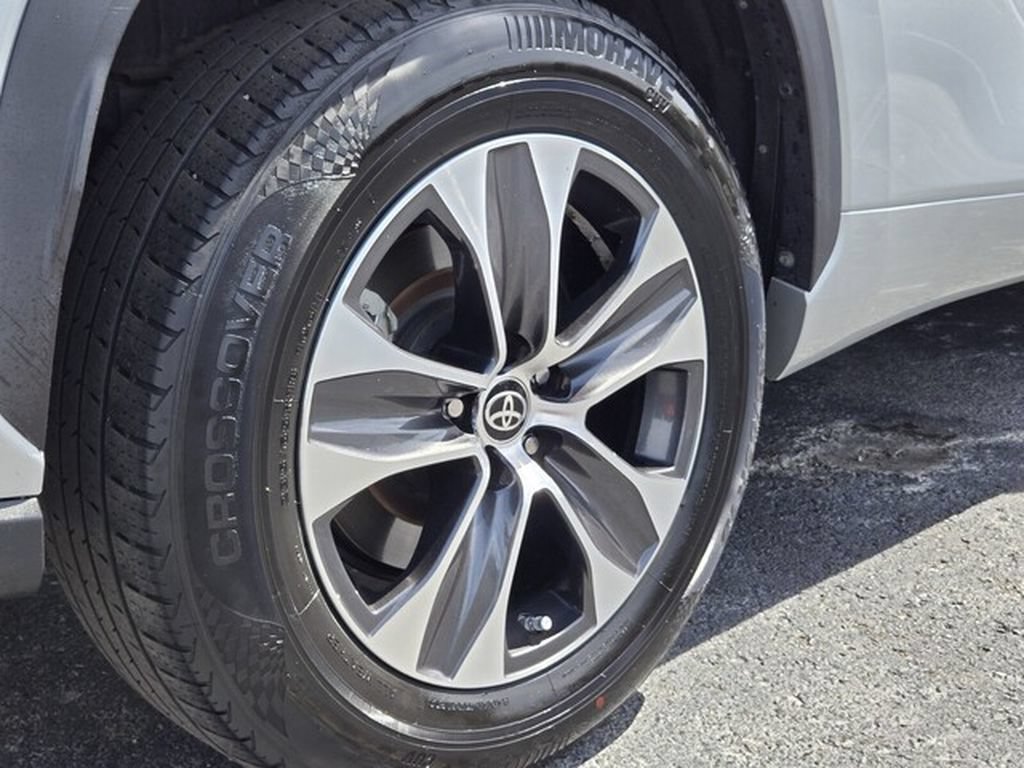Used 2021 Toyota Highlander XLE FWD image 21