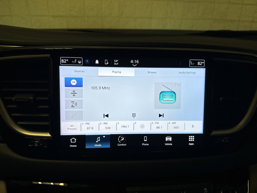 Used 2023 Chrysler Pacifica Touring-L image 14