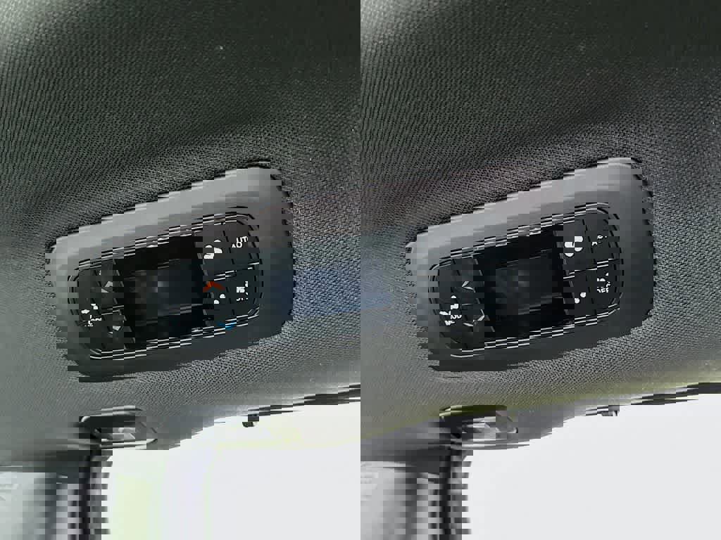 Used 2022 Chrysler Pacifica Limited w/ Uconnect Theater Family Group image 16