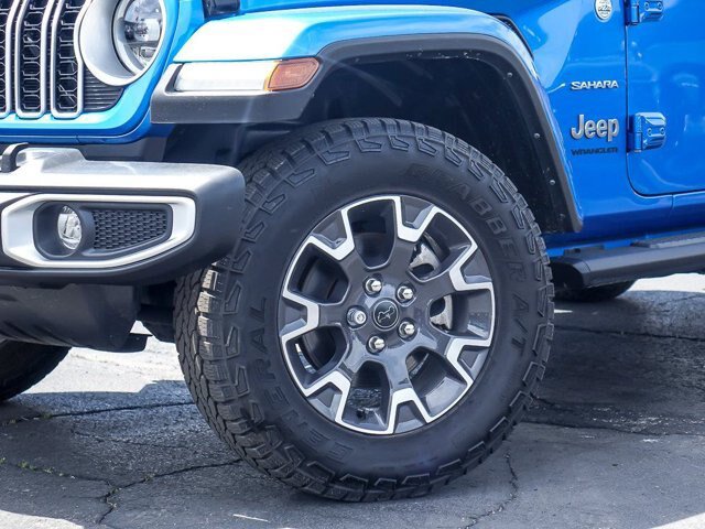 Used 2024 Jeep Wrangler Unlimited Sahara w/ Technology Group AWD/4WD image 4