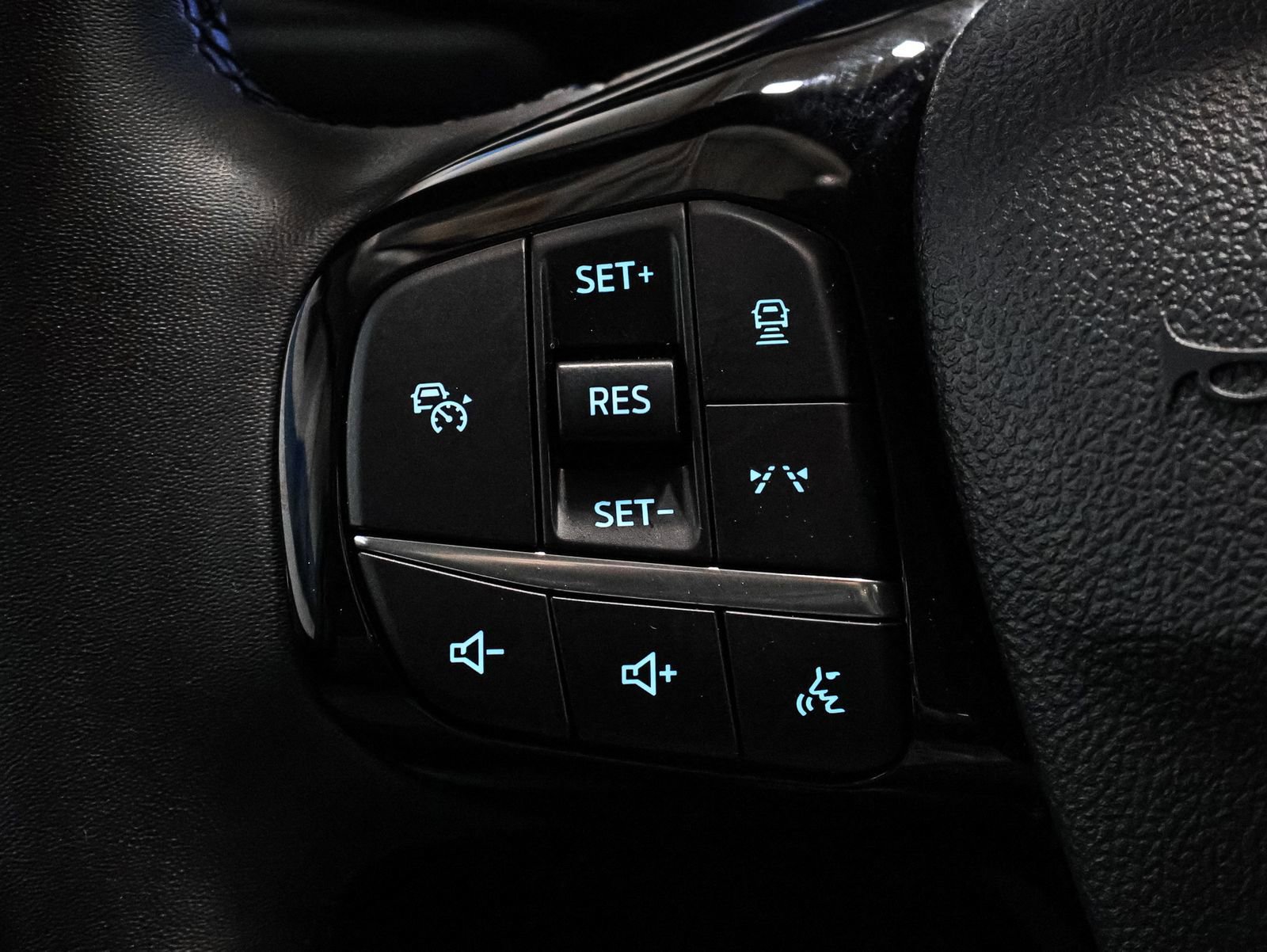 Certified 2025 Ford Escape Platinum AWD/4WD image 33