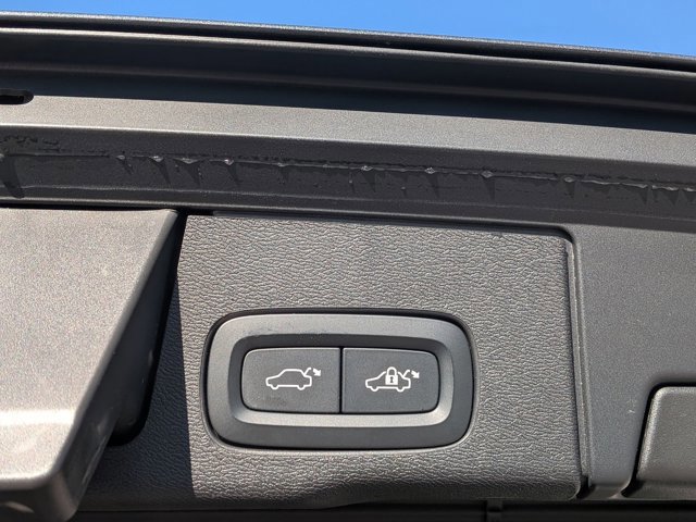 Used 2020 Volvo XC60 T5 Momentum w/ Protection Package Premier image 32